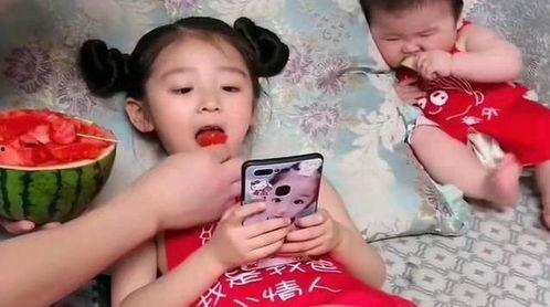 爸爸让女儿吃瓜,一场关于吃瓜的温馨对话