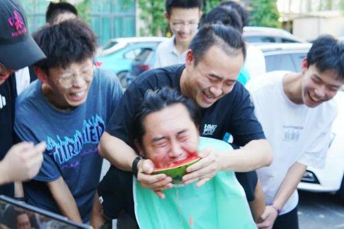 吵架吃瓜舞,一场网络狂欢的兴起与反思