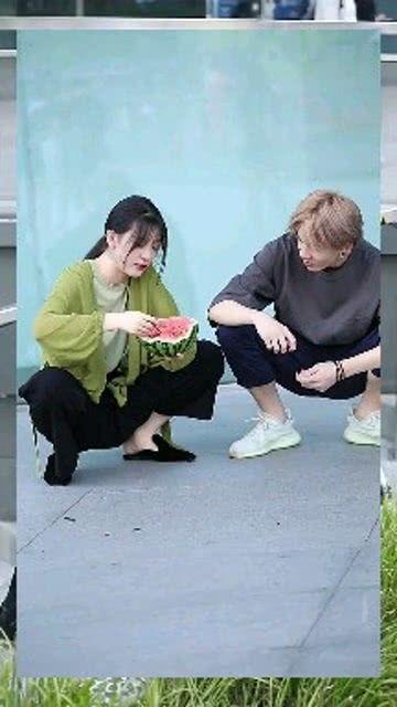 亲戚吃瓜围观视频,家庭欢乐瞬间大揭秘