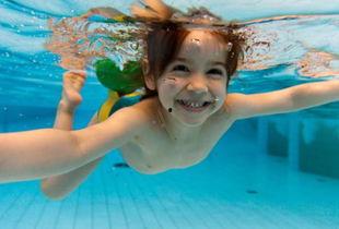 吃瓜中年大叔游泳视频,吃瓜群众围观热议